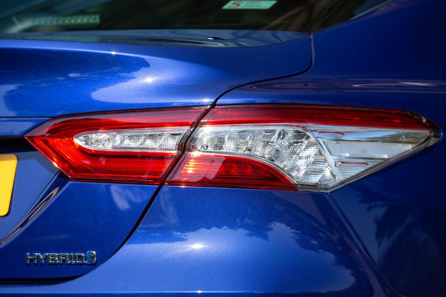 Детали экстерьера Toyota Camry Hybrid 2019 года  (UK) (фото 14 из 40)